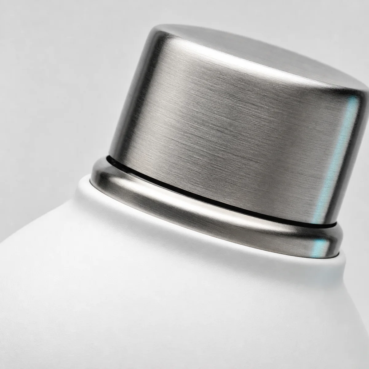 Macro detail of an insulated bottle cap and finish